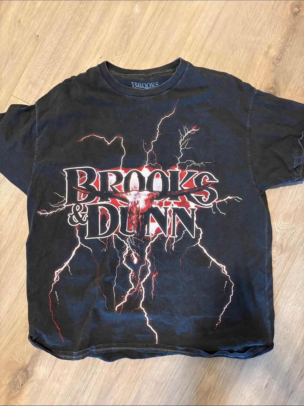 Brooks Black Graphic Lightning Band Tee never worn urban outfitters s/m